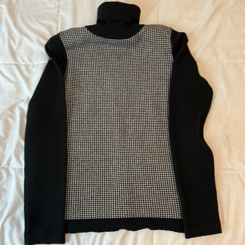 Women’s S Barney’s New York cashmere turtleneck